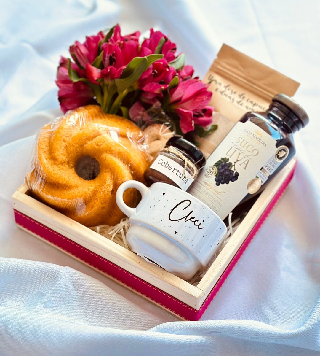 Bandeja com flores e bolinho