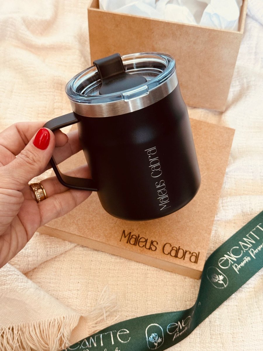 Caneca Térmica na Caixa de Mdf