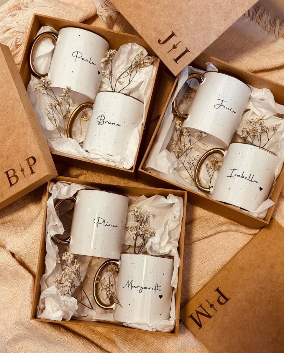 Kit com 2 canecas de alça e borda douradas