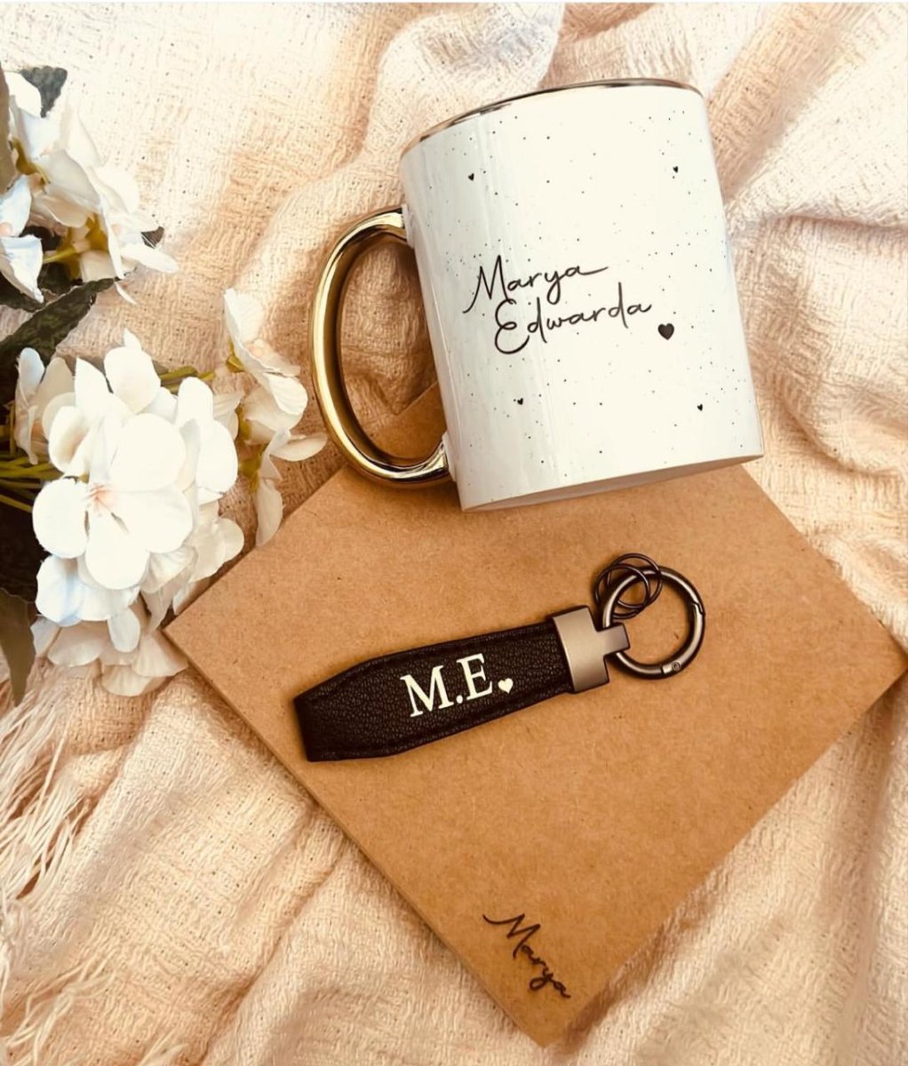 Kit caneca dourada + chaveiro