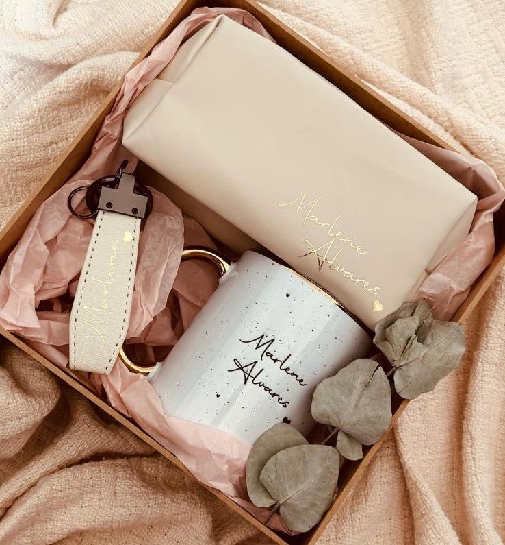 kit necessarie + chaveiro + caneca dourada