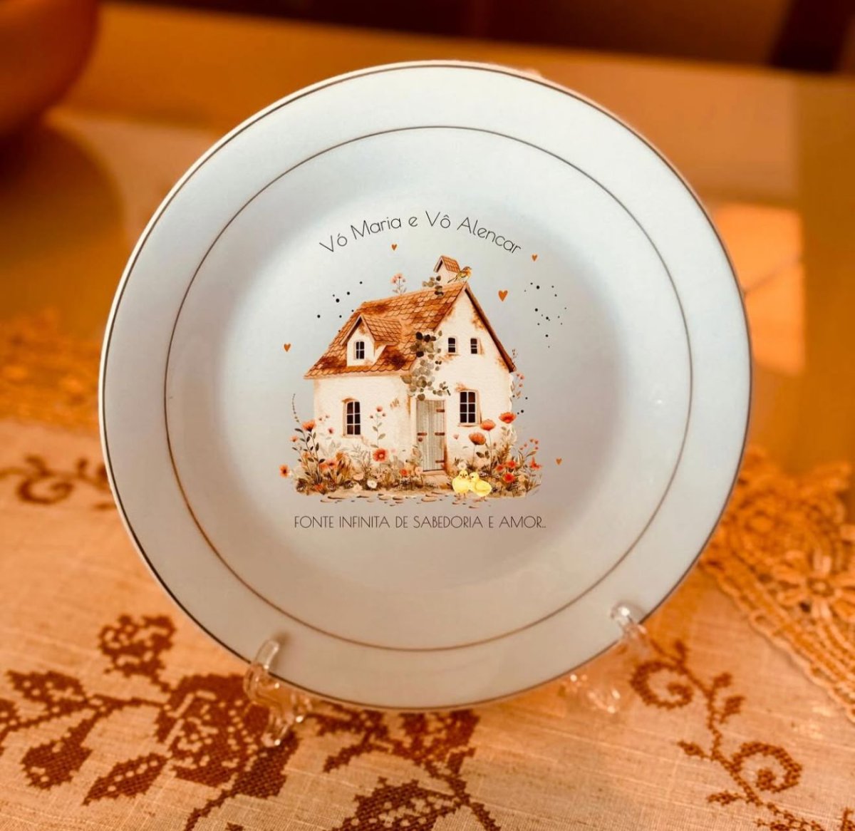 Prato decorativo de porcelana com suporte