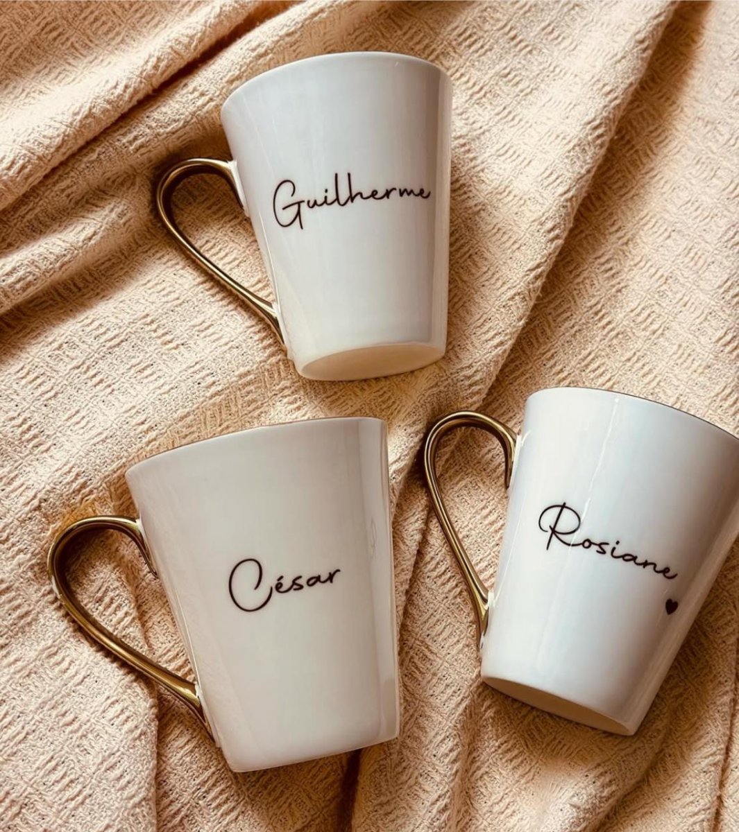 Caneca cônica personalizada com alça e borda dourada