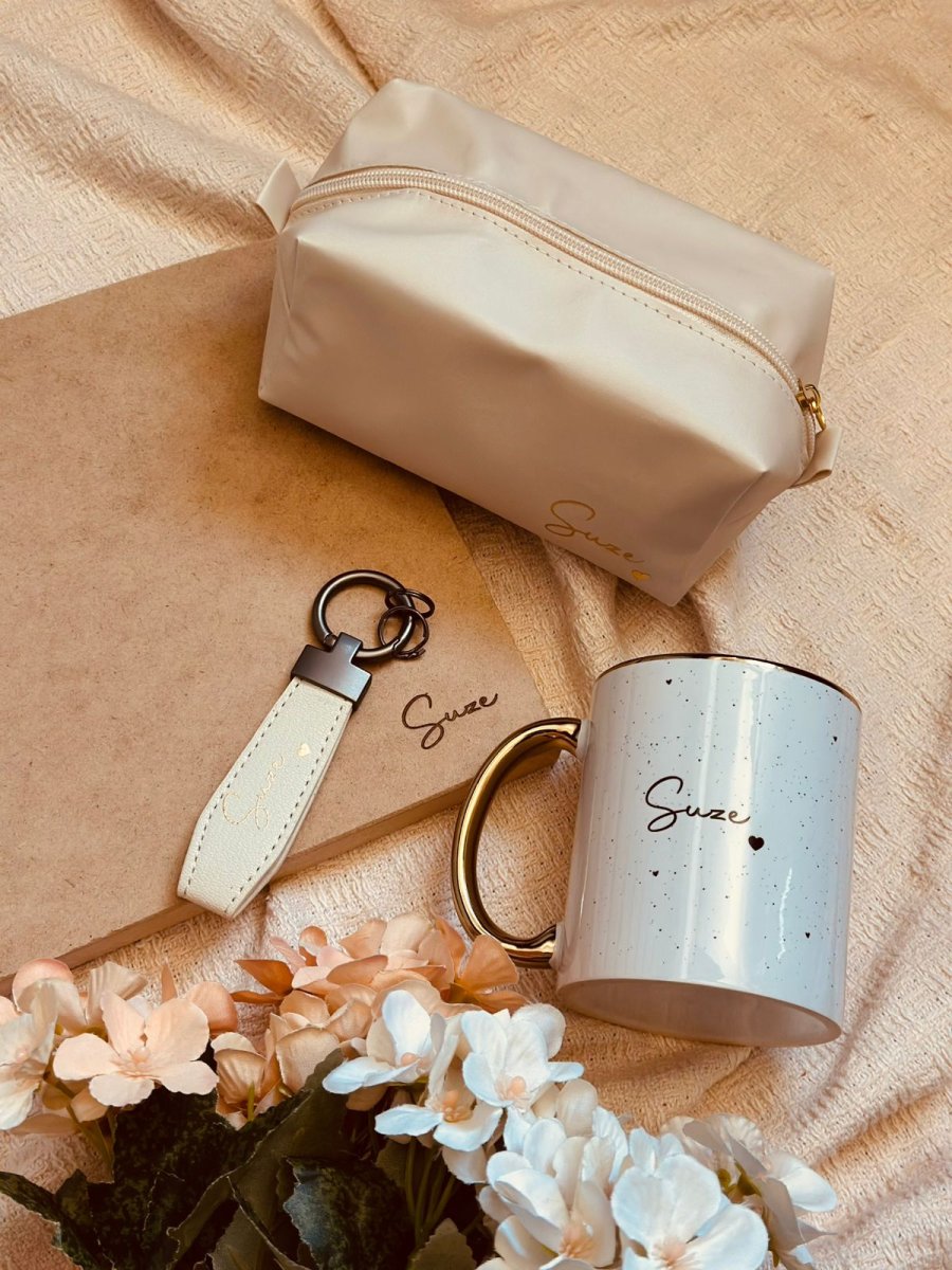 kit necessarie + chaveiro + caneca dourada