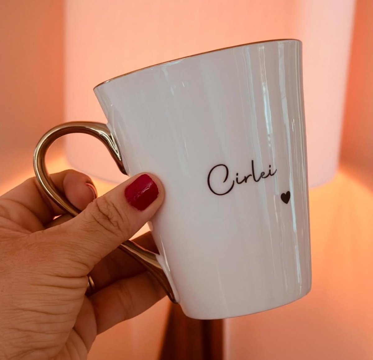 Caneca cônica personalizada com alça e borda dourada