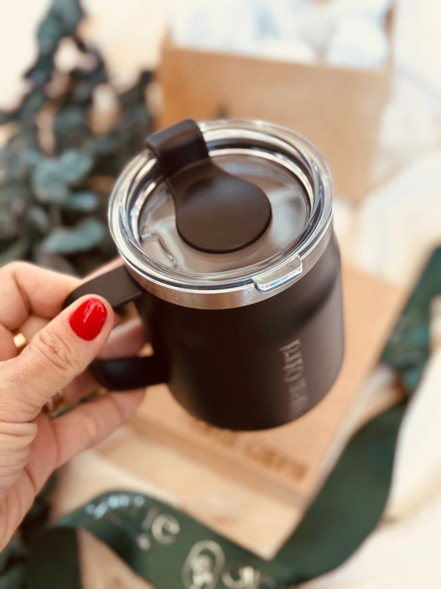 Caneca Térmica na Caixa de Mdf